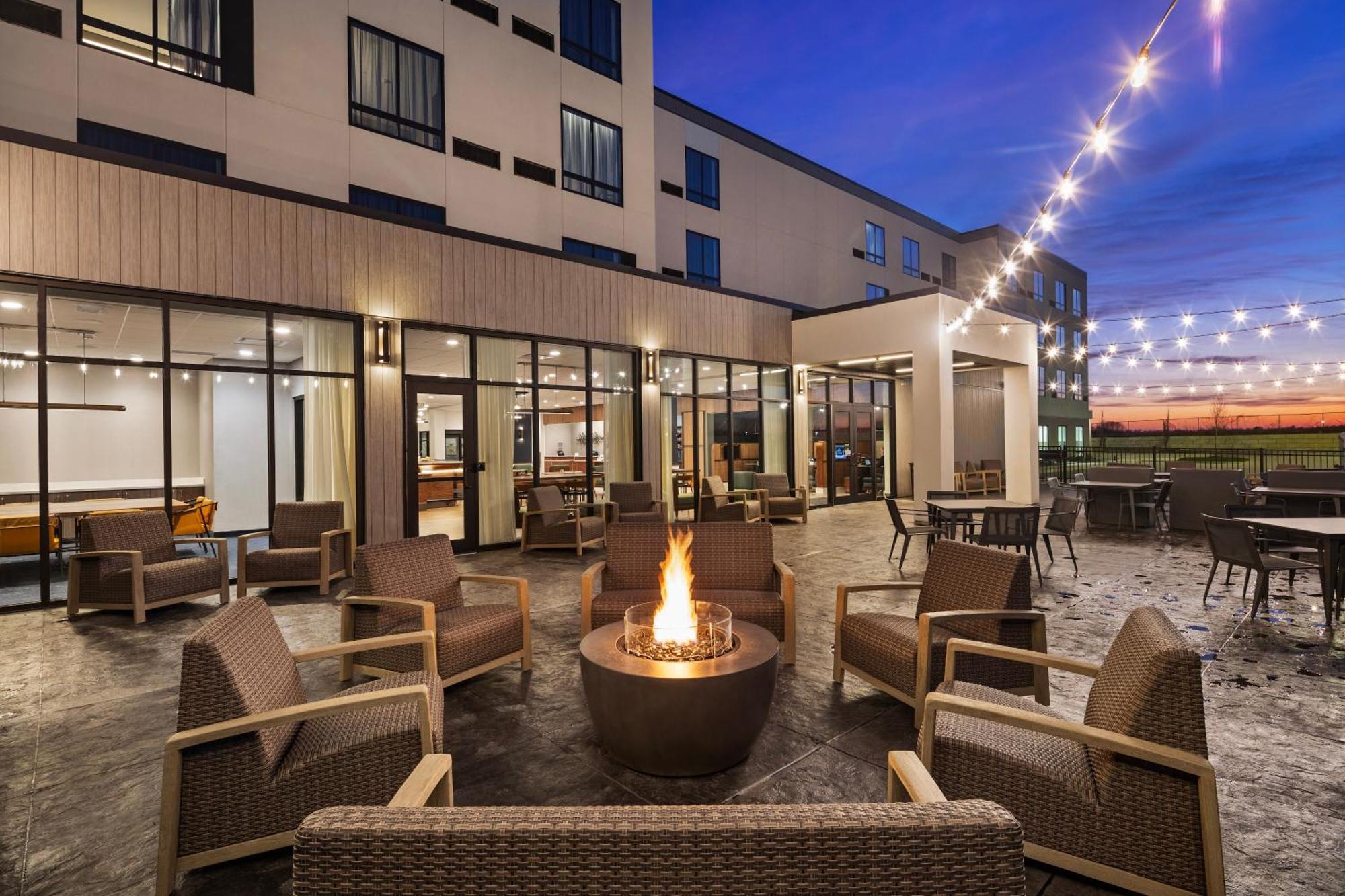 Courtyard By Marriott Bettendorf Hotel Exterior photo