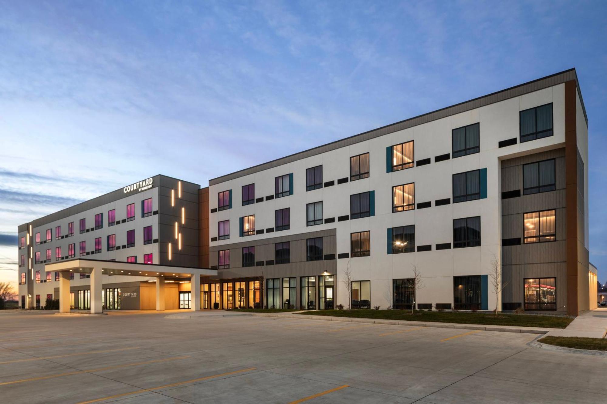 Courtyard By Marriott Bettendorf Hotel Exterior photo